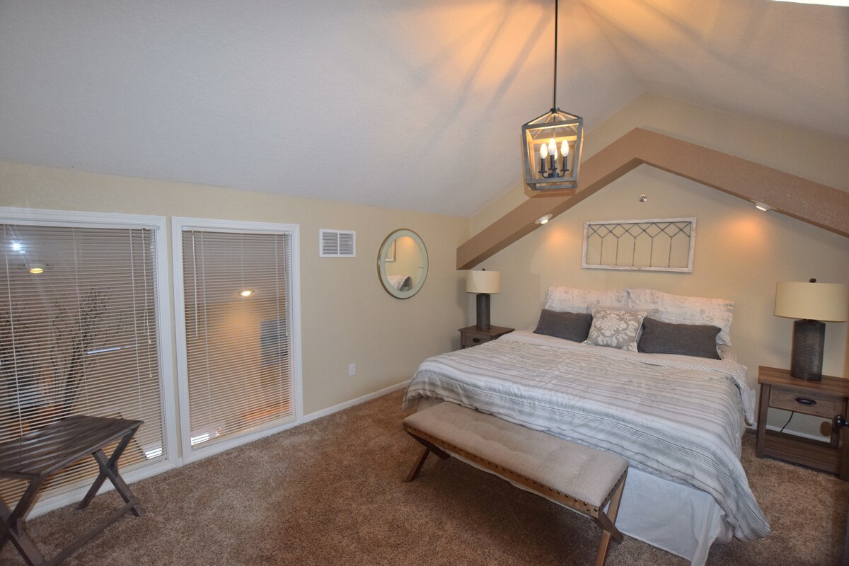 Chumba kikuu cha ghorofa ya juu - Kitanda aina ya King