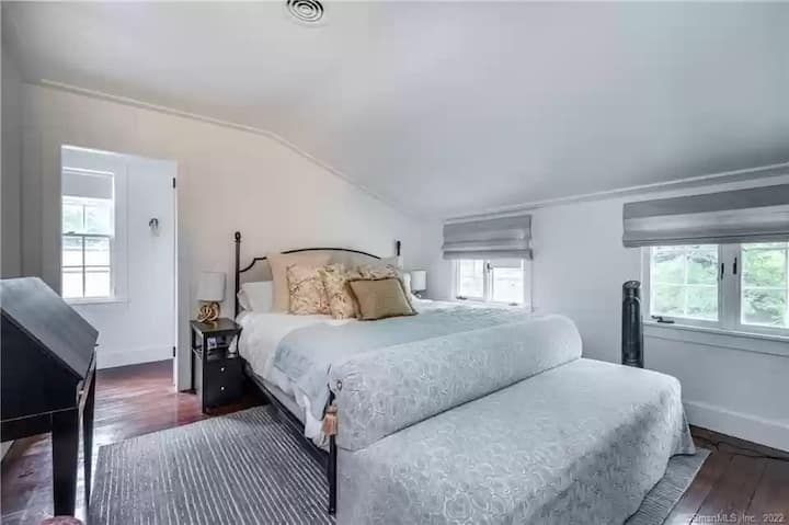 Nyumba kuu, chumba cha kulala cha ghorofa ya pili kilicho na kitanda aina ya king 