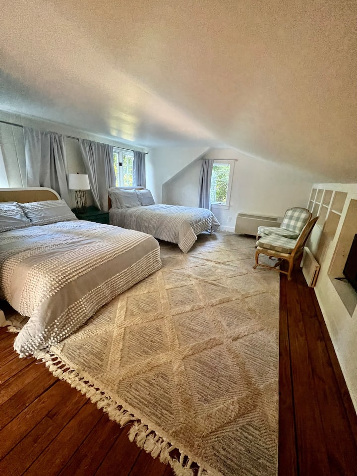 Chumba cha kulala cha nyumba ya wageni kilicho na vitanda viwili vya ukubwa kamili 