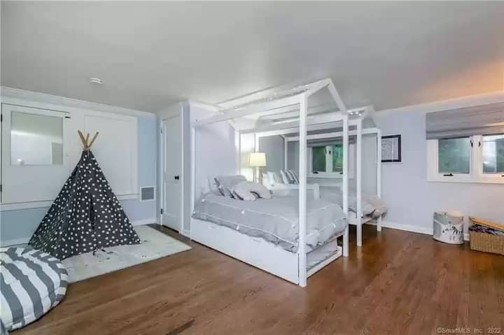 Nyumba kuu, chumba cha kulala cha watoto cha ghorofa ya pili kilicho na vitanda viwili pacha na kitanda pacha cha ziada.  Vikiwa na midoli na michezo mingi. 