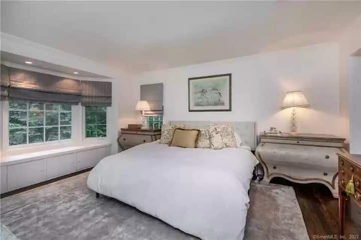 Chumba kikuu cha msingi cha nyumba kilicho na kitanda cha King kilicho kwenye ghorofa ya kwanza.