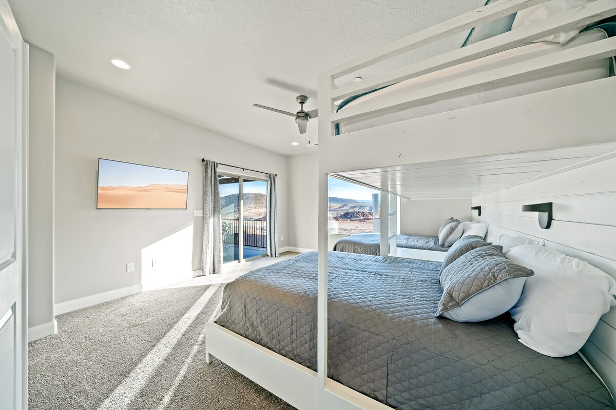 Soba na kat.  Prilagođeni kreveti na kat s 2 bračna kreveta i 2 blizanca. Smart TV, pristup balkonu i sjenila za zamračivanje. 