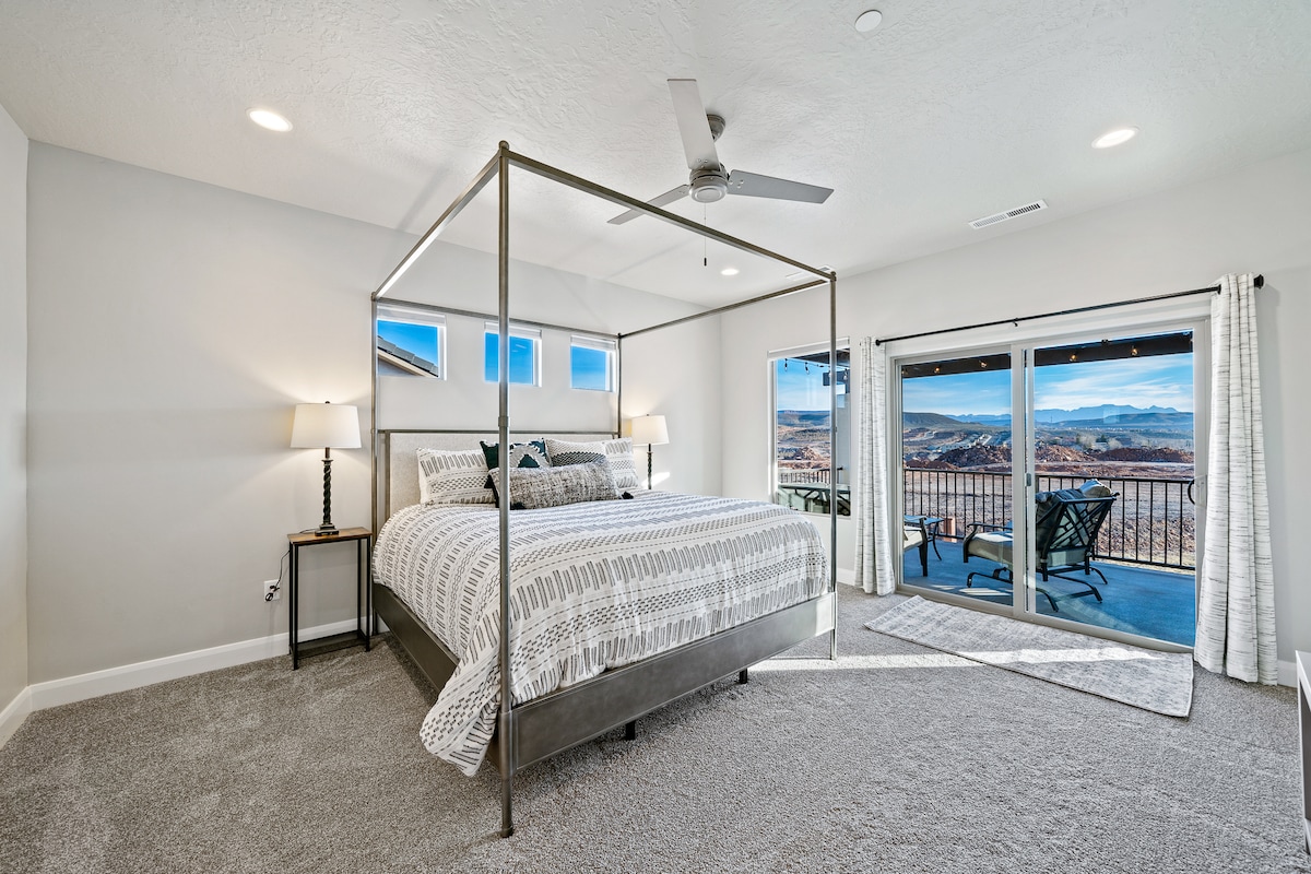 Glavni apartman na 2. katu s madracem na vrhu jastuka, kupaonicom, terasom i pametnim televizorom od 70 inča i zatamnjenim roletnama. 