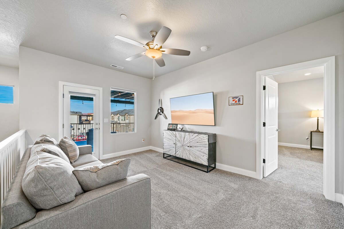 Potkrovlje s 70-inčnim pametnim televizorom i kaučem na razvlačenje. 