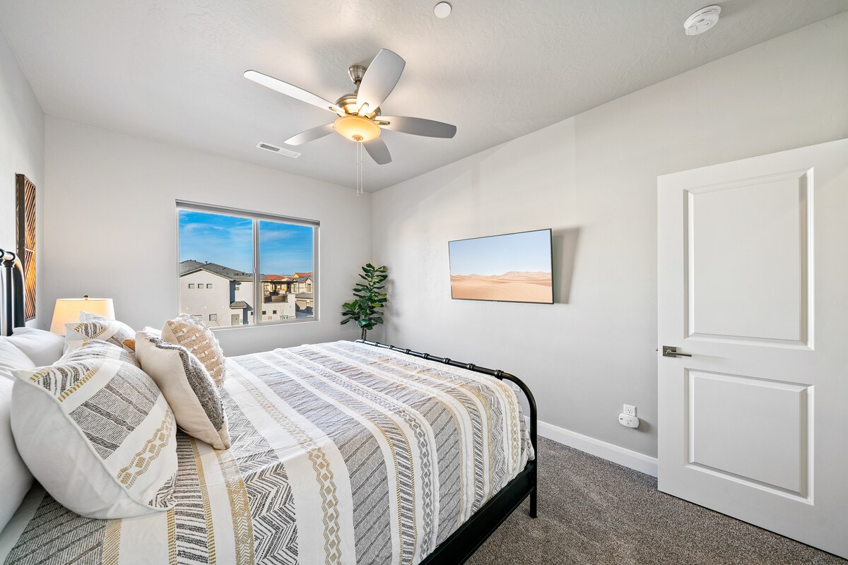 Soba za goste na 2. katu s bračnim krevetom na vrhu jastuka.  Pametni TV i roletne za zamračivanje. 