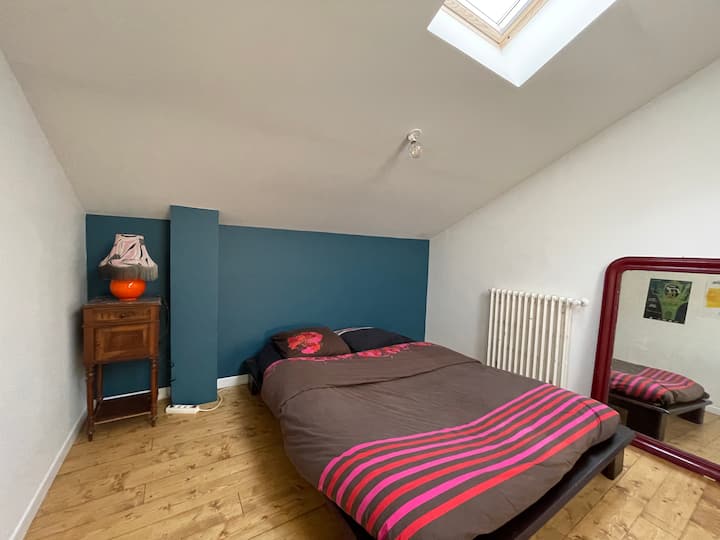 Спална соба на межанин (футон кревет)