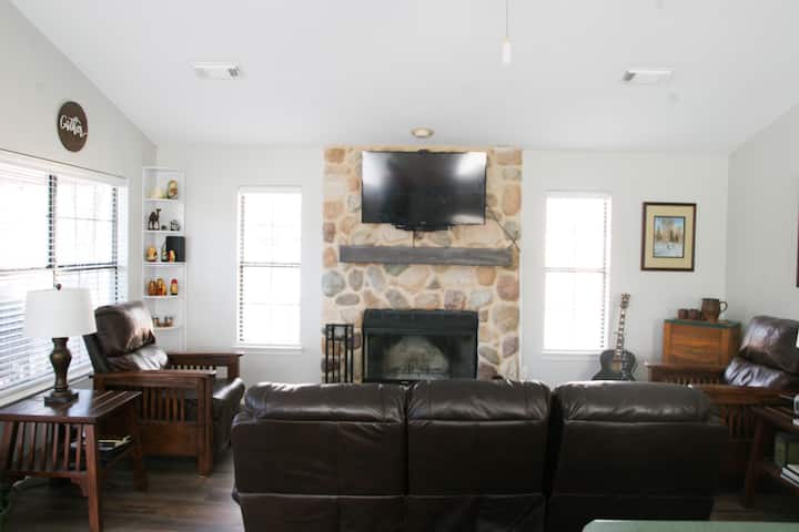 Pinecone Cottage: 2-bedroom Home Near The Lake - Waterpark at The Villages, Flint