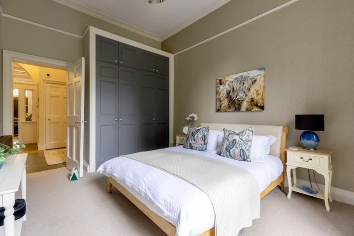 Luxurious Scotland street main door apartment gallery image 4