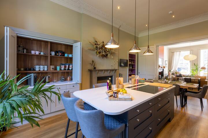 Luxurious Scotland street main door apartment gallery image 2