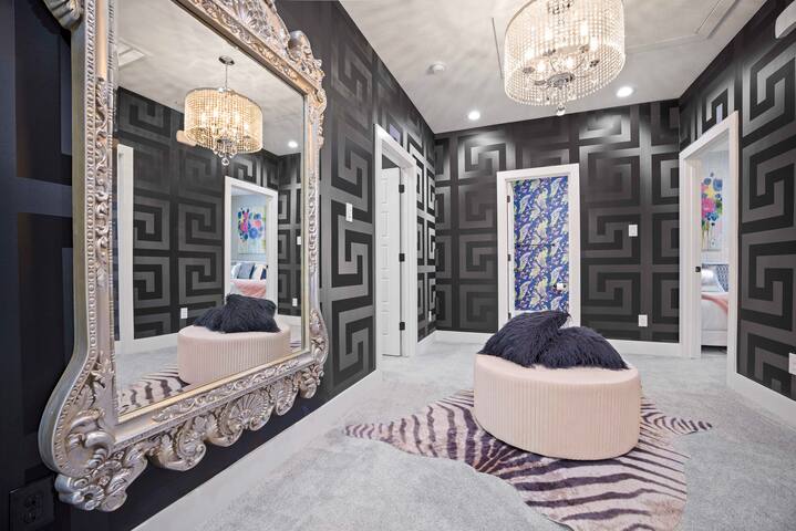 Queen’s Landing – Luxe New “Glam” Home in Dallas! gallery image 4