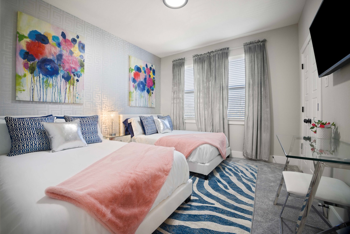 Საბერძნეთის ქალღმერთის სტუმრების ფლიგელი 

Სტუმრების ორი სრულფასოვანი ფლიგელი მეხსიერების ქაფითა და ბამბუკის ზეწრებით, 40"-იანი ტელევიზორი Hulu Live-ით, სამუშაო მაგიდა და ამაო სარკე.