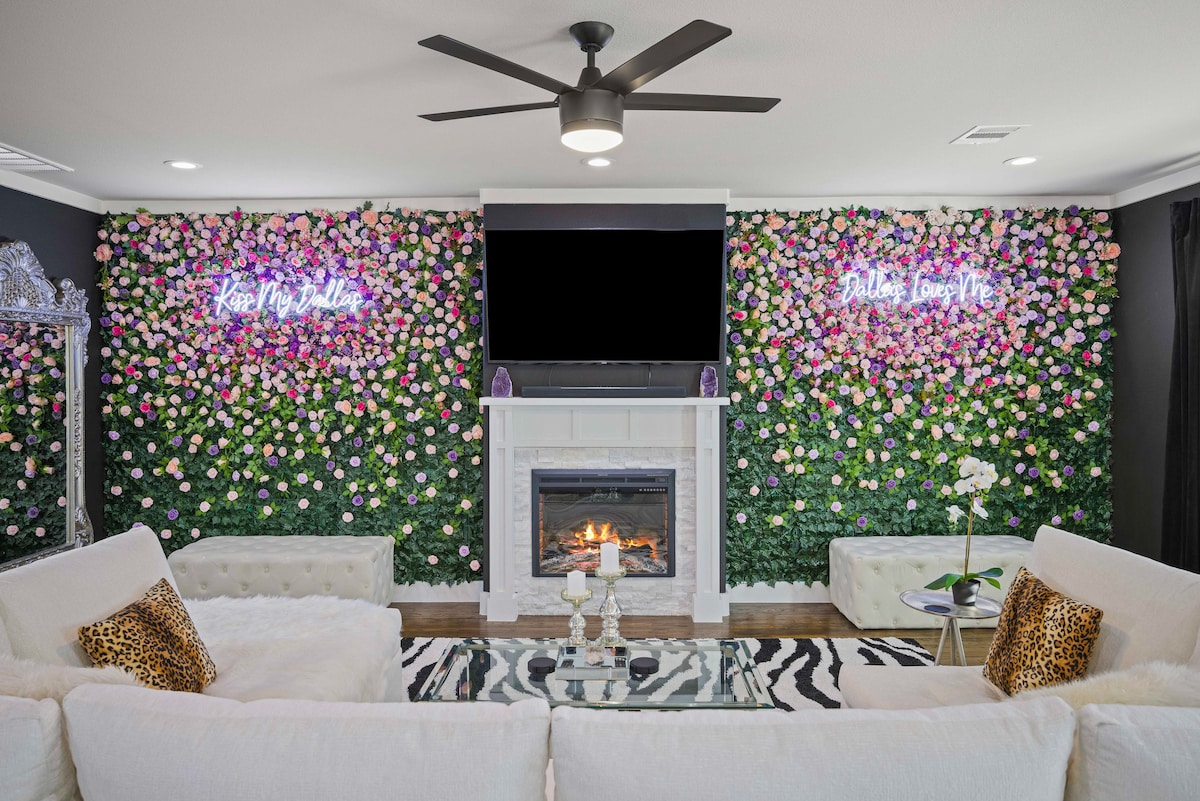 Თქვენი გრეისი

Ღია საცხოვრებელი სივრცე, რომელიც მორთულია ამეთვისტოსა და კვარცის კრისტალის დეტალებით, 65"-იანი ტელევიზორით Hulu Live-ით, პლუშის დასაჯდომით, გაუმჯობესებული აუდიოსისტემითა და თქვენი საყვარელი Instagrammable კედლებით. (ხელმისაწვდომია ნეონის ალტერნატიული ნიშნები) 