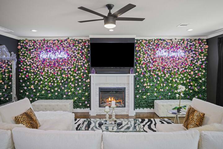 Queen’s Landing – Luxe New “Glam” Home in Dallas! gallery image 3