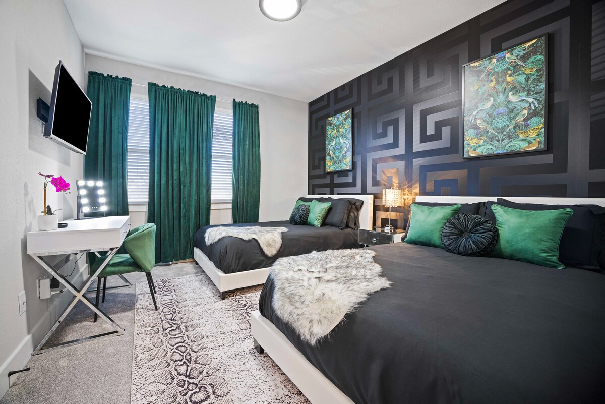 Ვერსაჩეს ზურმუხტისფერი სტუმრების ფლიგელი 

Სტუმრების ორი სრულფასოვანი ფლიგელი მეხსიერების ქაფითა და  ბამბუკის ზეწრებით, 40"-იანი ტელევიზორი Hulu Live-ით, სამუშაო მაგიდა და ამაო სარკე.