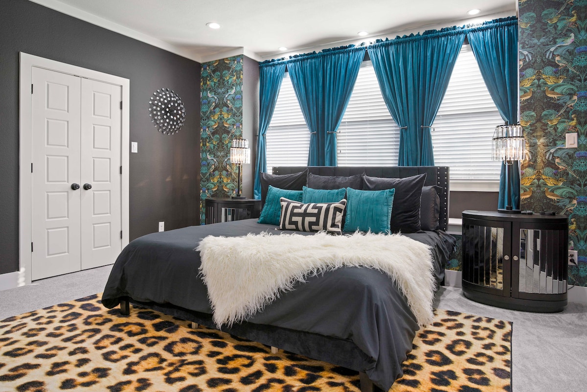 Მისი უდიდებულესობა

Master Bedroom Suite, King Bed მეხსიერების ქაფითა და ბამბუკის ზეწრებით, ორადგილიანი საწოლი თასმით, 65"-იანი ტელევიზორი Hulu Live-ით, ხავერდის ბალიშები და გადასაფარებლები, ჭაღის განათება, დიდი შესასვლელი კარადა და ფლიგელის აბაზანა.