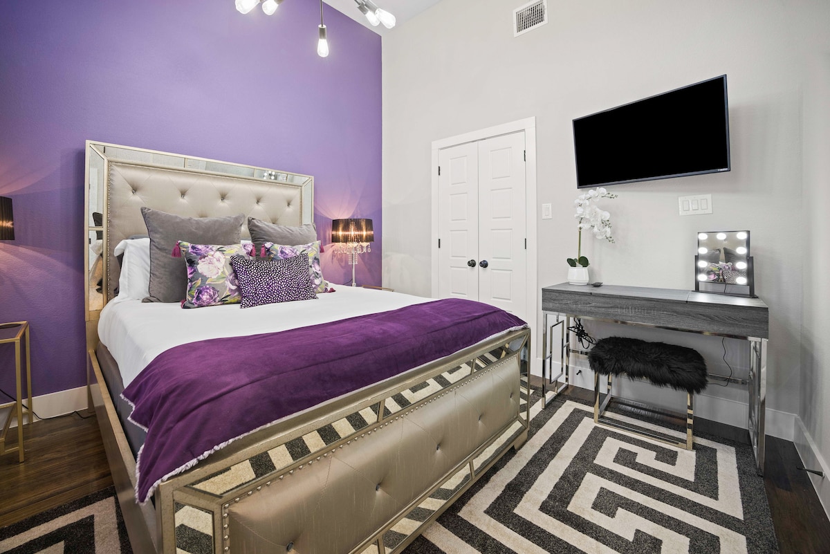 Ლავენდარ-კუინი

Queen Guest Suite ბალიშის ზედა ლეიბითა და ბამბუკის ზეწრებით, 40"-იანი ტელევიზორით Hulu Live-ით, ბროლის ჭაღის განათებით, სამუშაო მაგიდით და ამაოების სარკით.