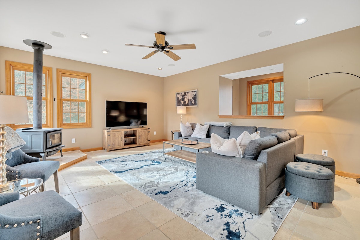Top Airbnb: Private Chalet with Golf Simulator and Hot Tub in Rutland