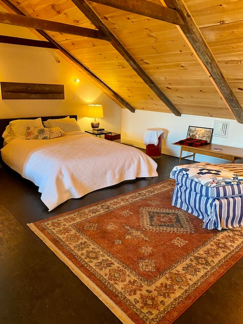 Successful Airbnb property: Private Hudson pied-à-terre; blocks from Amtrak in Hudson