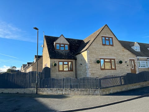 *New* Hot Tub at 4 bed Cotswolds Luxurious home!!