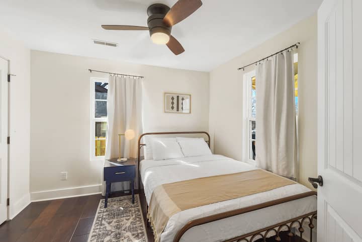 ห้องนอนส่วนตัวพร้อมเตียงควีนไซส์