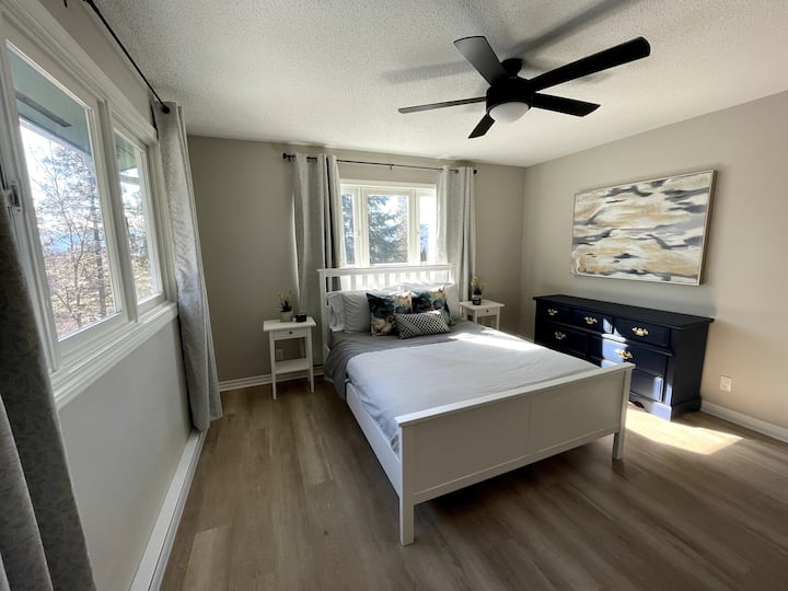 Chambre principale avec lit Queen Size et placard avec salle de bains privative. 