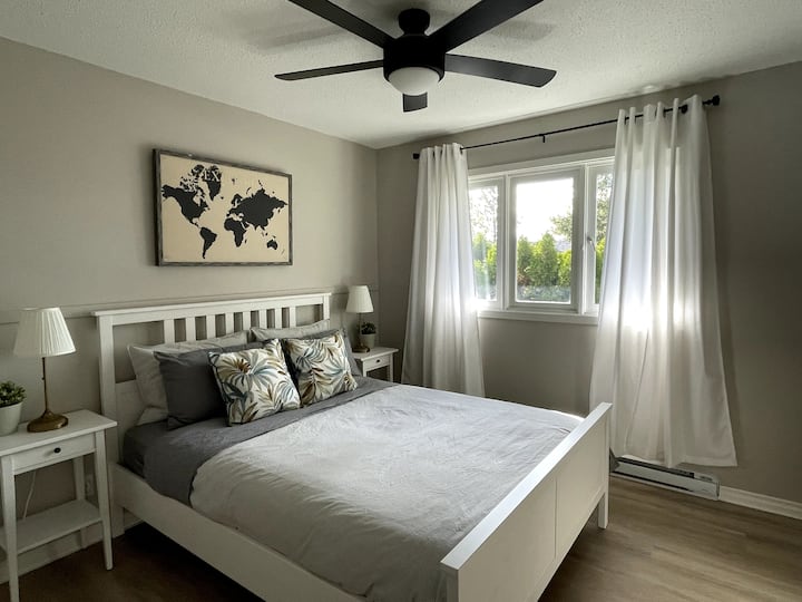 Chambren °3 avec lit queen et grand placard.