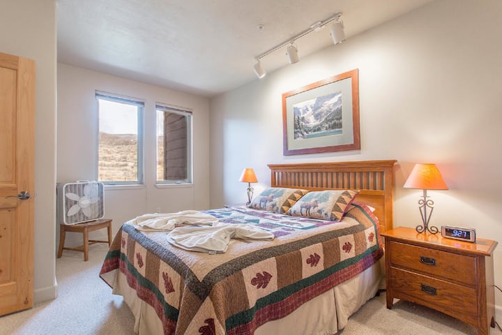 Основна спалня с чудесен изглед към планината