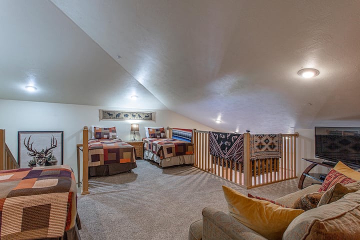 Поткровје на горниот кат со 3 единечни кревета и 1 кауч на спуштање