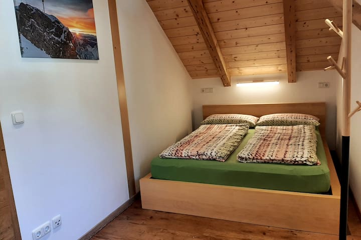 Säng 160 cm med högkvalitativ madrass h2