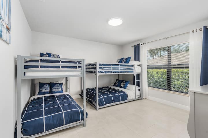 Plná veľkosť na poschodovej posteli v plnej veľkosti a dvojitej veľkosti na poschodovej posteli s oddelenými posteľami, ktorá môže spať 6 osôb. Šatník nie je na obrázku.