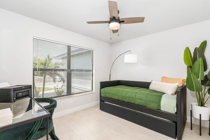 Izba v kancelárii/pracovne má písací stôl so stoličkou, tlačiareň a dennú posteľ s ďalšou posuvnou posteľou. Môže spať 2. Objekt má bezplatné vysokorýchlostné Wi-Fi XFinity.