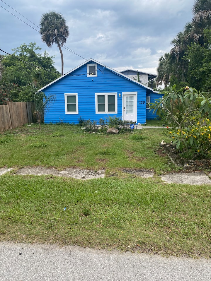 Cheerful 2 BDBR house 1 mile to beach free parking Houses for Rent in