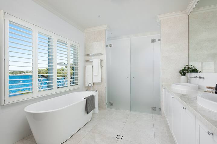 Coastal Cronulla home with unparelleled views gallery image 5