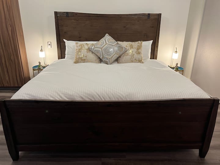 Veľká manželská posteľ a prémiová posteľná bielizeň urobia váš pobyt veľmi pohodlným. 