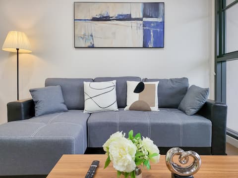 Successful Airbnb property: Quiet and comfy home with parks & Transport in Zetland