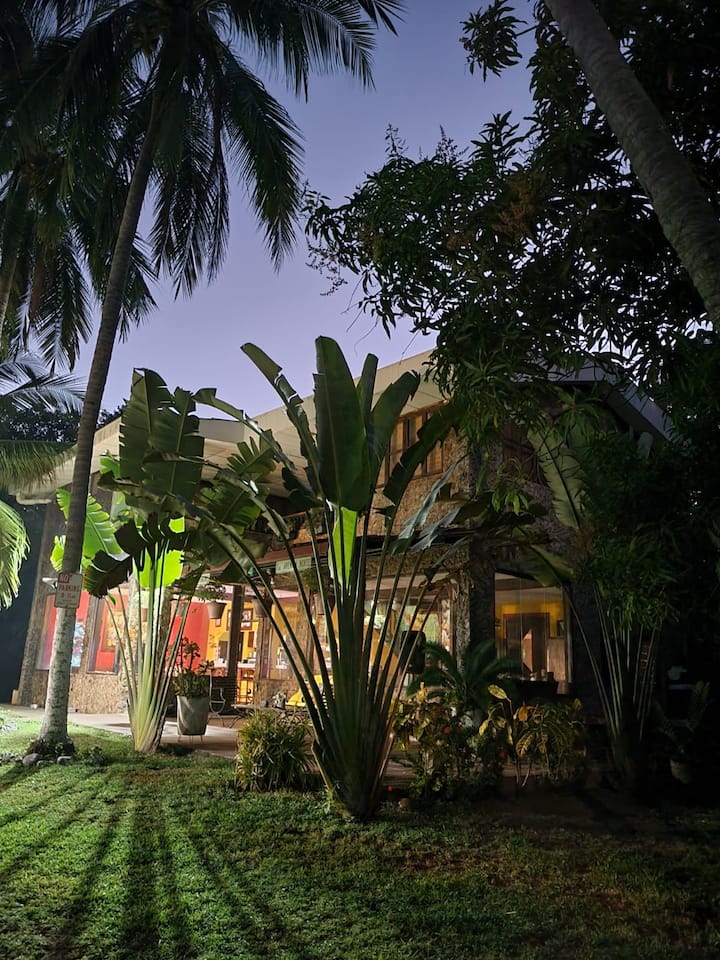 BEACH HOUSE WITH POOLS Villas for Rent in Puerto La Libertad, La