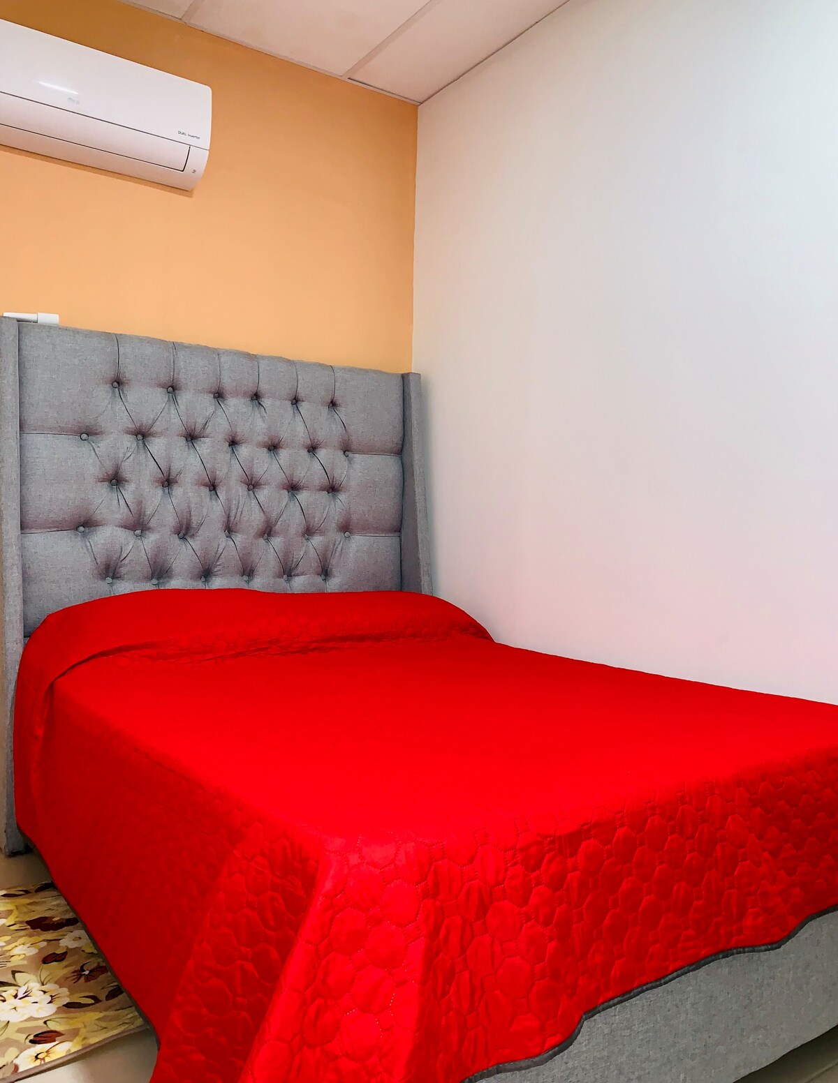 ห้องนอน 1 เตียงคู่และเครื่องปรับอากาศ