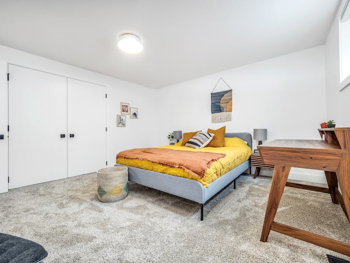 Podrumska spavaća soba s bračnim krevetom (širine 150 - 179 cm). Ova se soba nalazi pored sobe na kat.