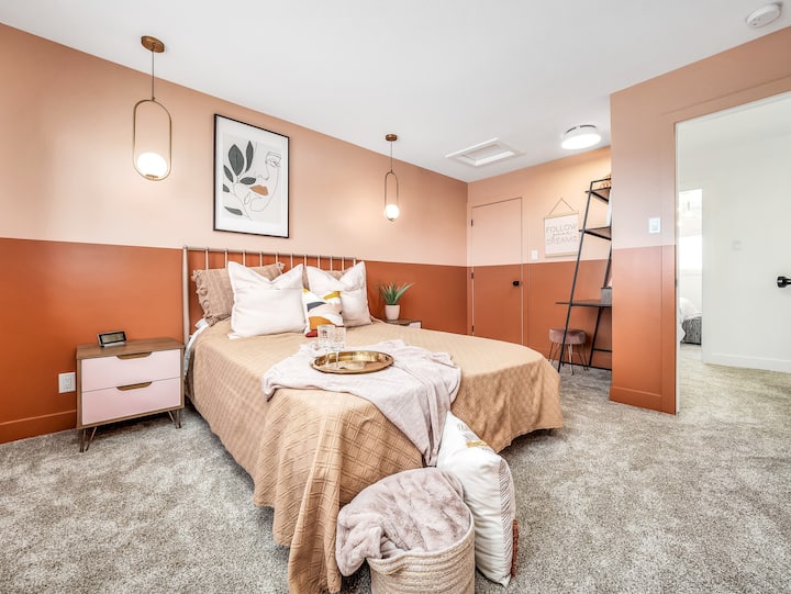 Spavaća soba na drugom katu s bračnim krevetom i radnim prostorom.