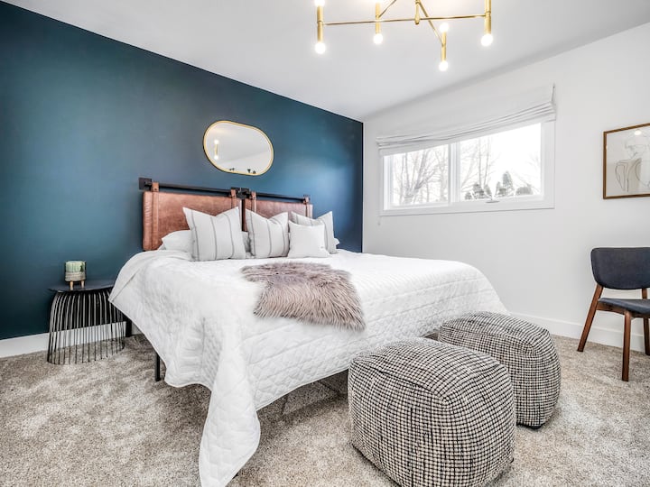 Ogromna spavaća soba s bračnim krevetom, ormarom, masivnom kupaonicom s kadom, velikim tušem i dvostrukim umivaonikom. Također, uživajte u velikoj terasi u spavaćoj sobi.