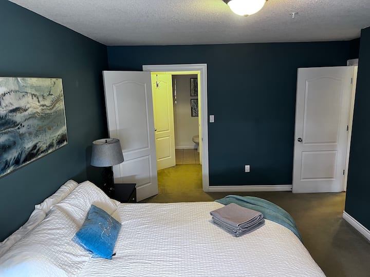 Chumba cha kulala cha msingi chenye chumba kamili cha kulala