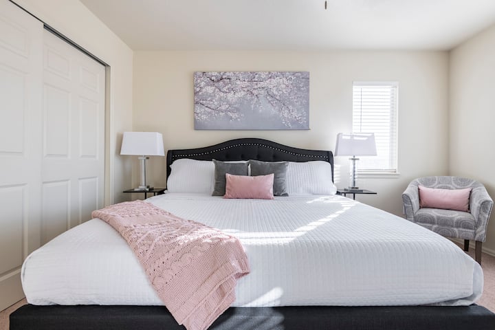 Chumba hiki cha kulala chenye starehe kilicho na kitanda cha kifalme, kiti chenye starehe na kabati kubwa kina mwonekano wa Pikes Peak na kijito 