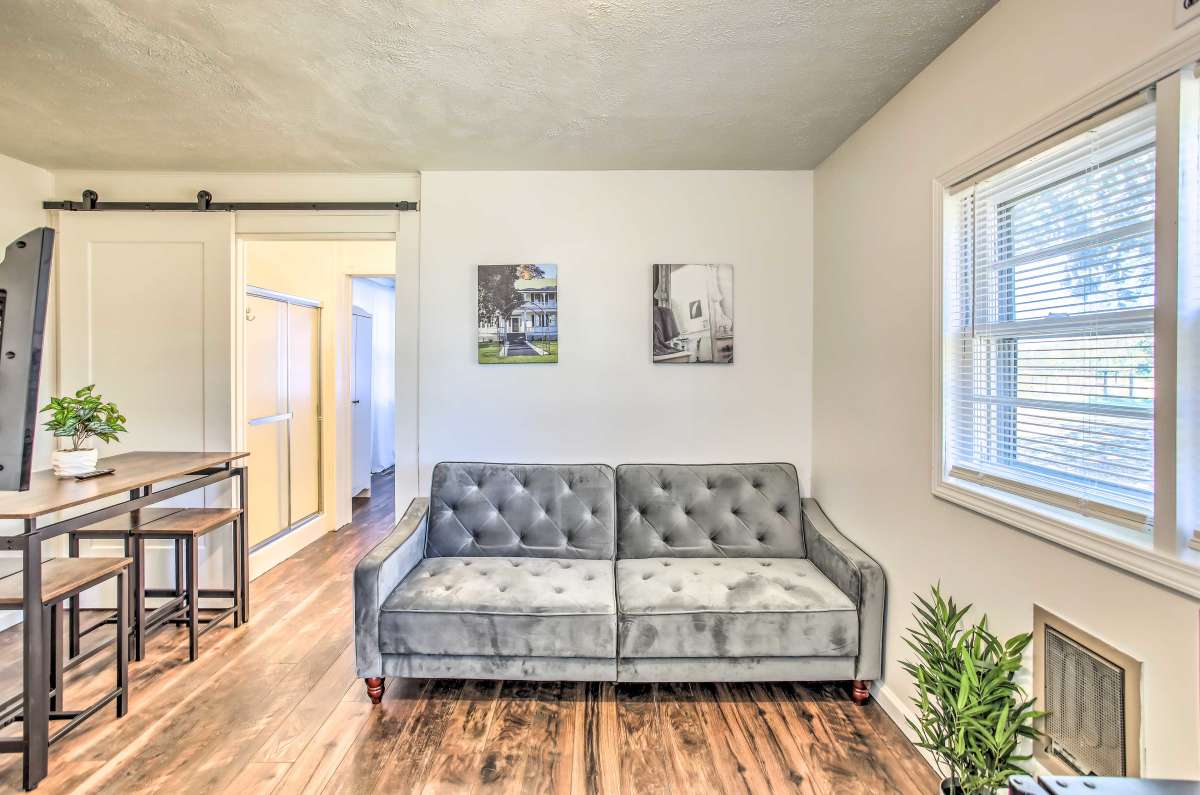 Sehemu ya sebule yenye kochi la kuvuta na runinga janja. 