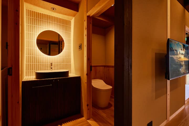 1F洗面所&トイレ（温水洗浄便座）/Washbowl&toilet（Washlet）