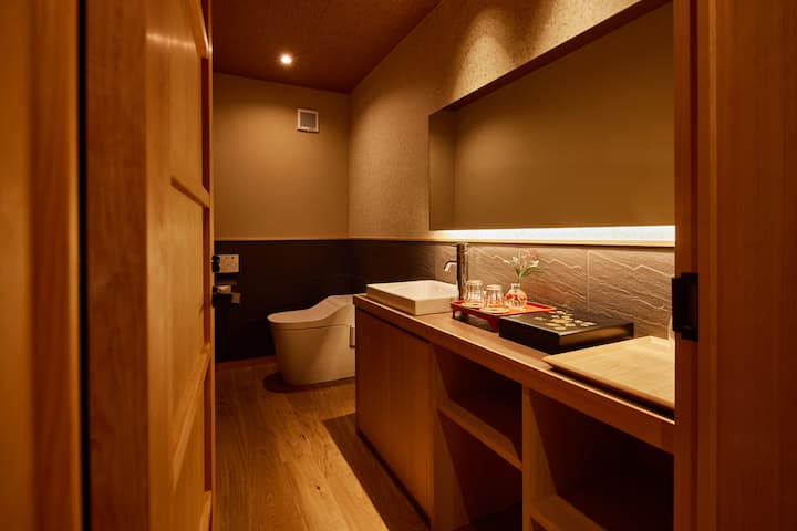 2Fトイレ（温水洗浄便座）/toilet（Washlet）