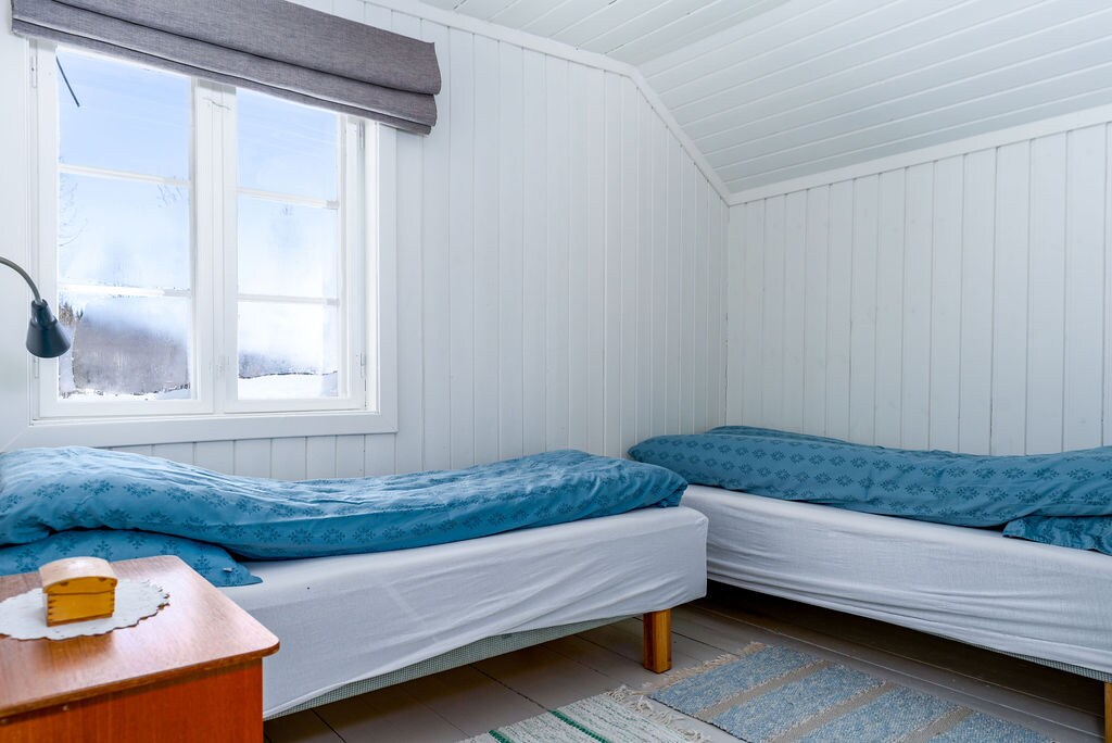 Spálňa 2 v hlavnom dome. Postele môžete dať dokopy a vytvoriť dvojitú posteľ.