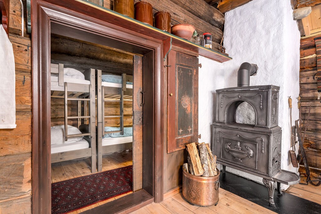 Obývačka s výhľadom do spálne vo Weaving House