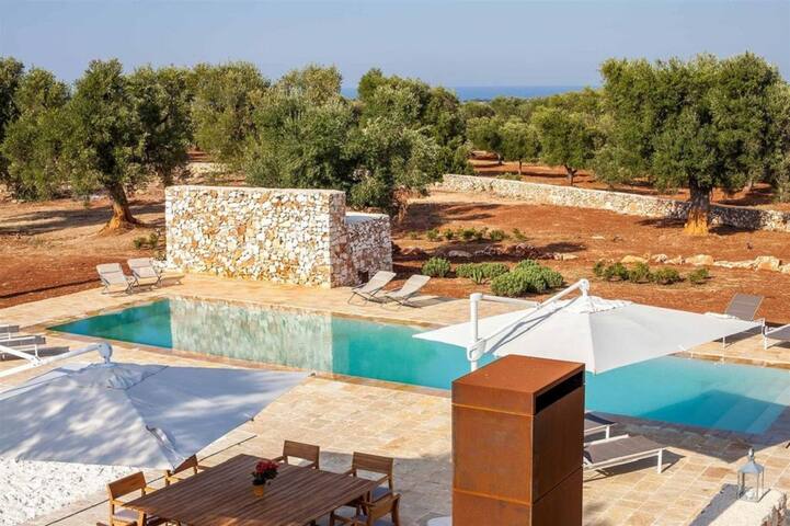 Spacious wonderful villa with pool and seaview gallery image 4