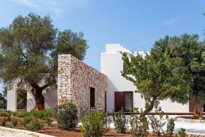 Spacious wonderful villa with pool and seaview gallery image 2