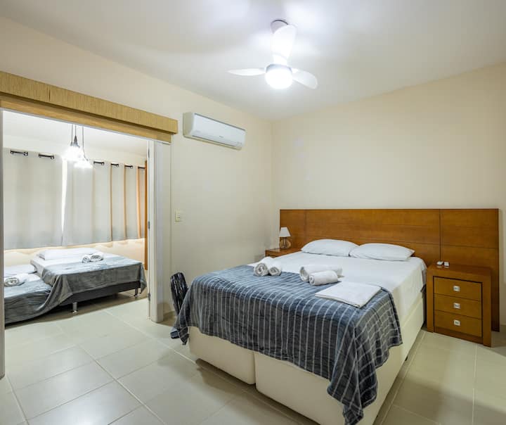Hlavná izba 2, apartmán (2. poschodie)
Možnosť pripojenia k izbe 3.